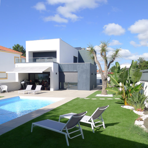 moradia com piscina e jardim