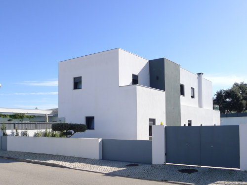 moradia com piscina e jardim