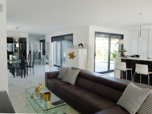 moradia com piscina e jardim: interior com sala e zona de refeições