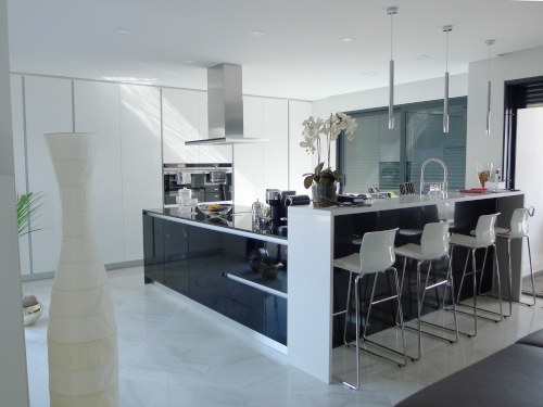 moradia com piscina e jardim: interior com sala e zona de refeições