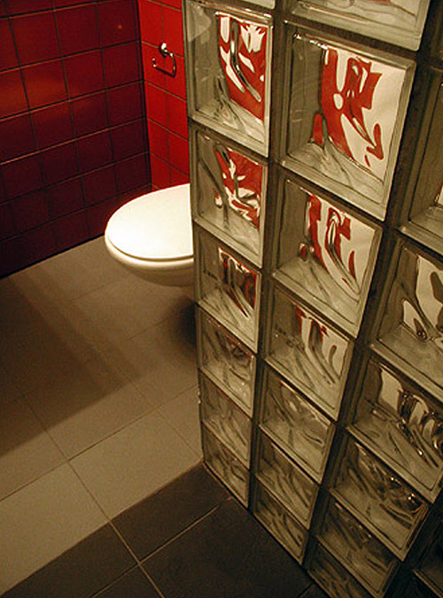 Detalhe de interior de casa de banho remodelada