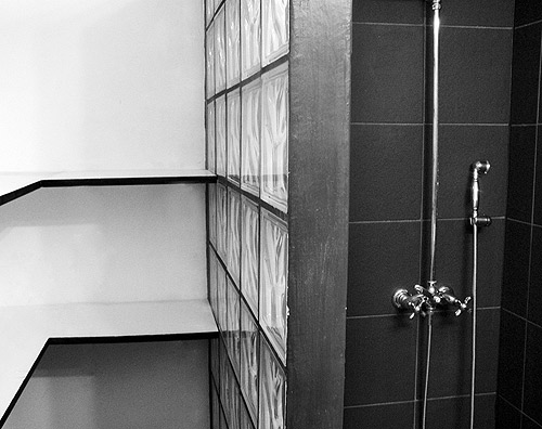 Detalhe de interior de casa de banho remodelada