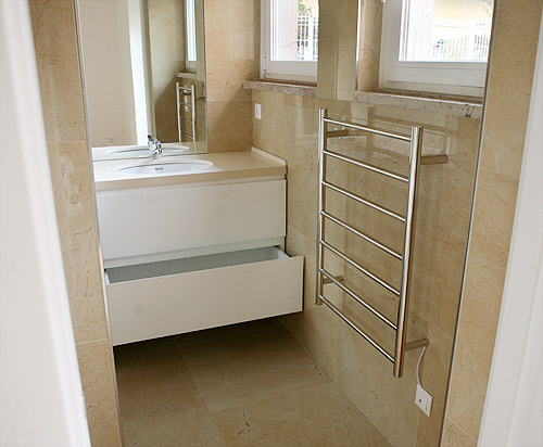 Detalhe de casa de banho de apartamento remodelado em Lisboa