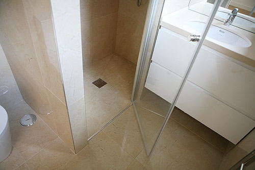 Detalhe de casa de banho de apartamento remodelado em Lisboa