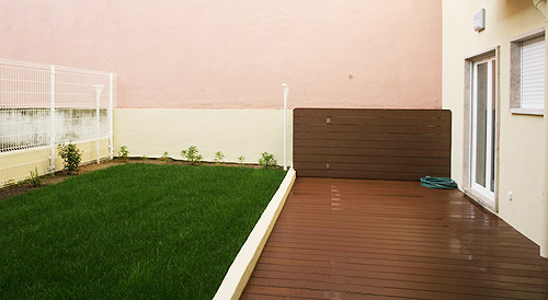 Detalhe de espaço exterior com deck de apartamento remodelado em Lisboa