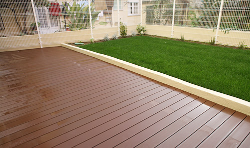 Detalhe de espaço exterior com deck de apartamento remodelado em Lisboa