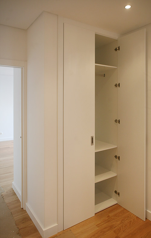 Detalhe de interior de apartamento remodelado em Lisboa